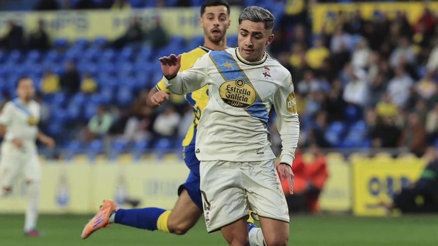 Yeremay intenta controlar la pelota en una de las pocas acciones de ataque del Dépor. |  F. Fernández | FERNANDO FERNÁNDEZ