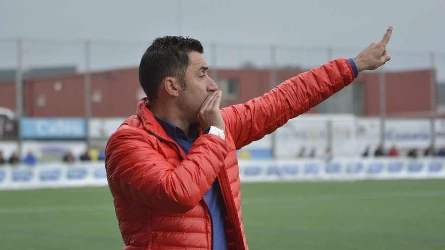 Antonio Fernández da instrucciones a sus hombres en el partido de ayer. // Arcay/Roller Agencia