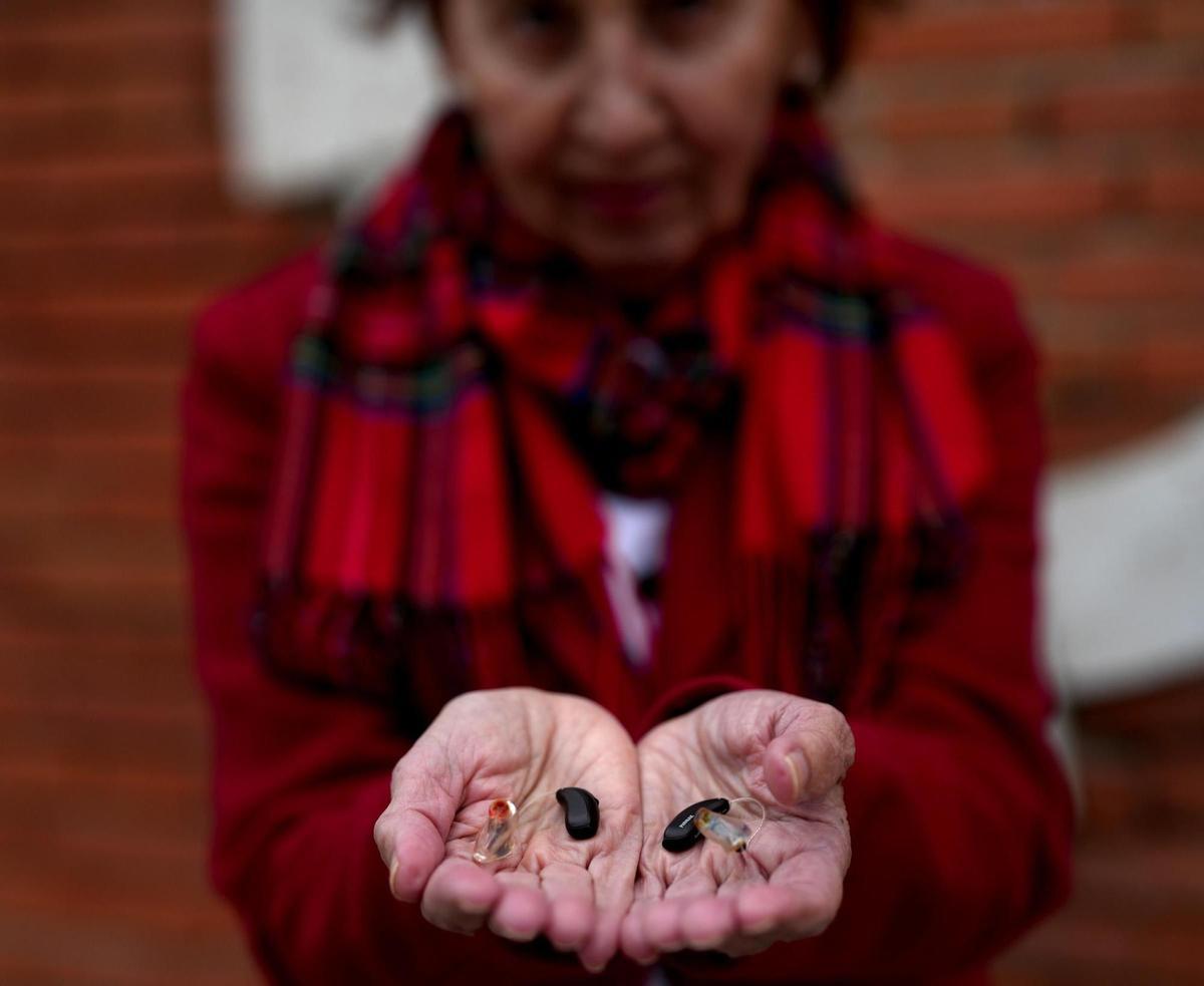 Los audífonos de Araceli valen alrededor de 4.000 euros.