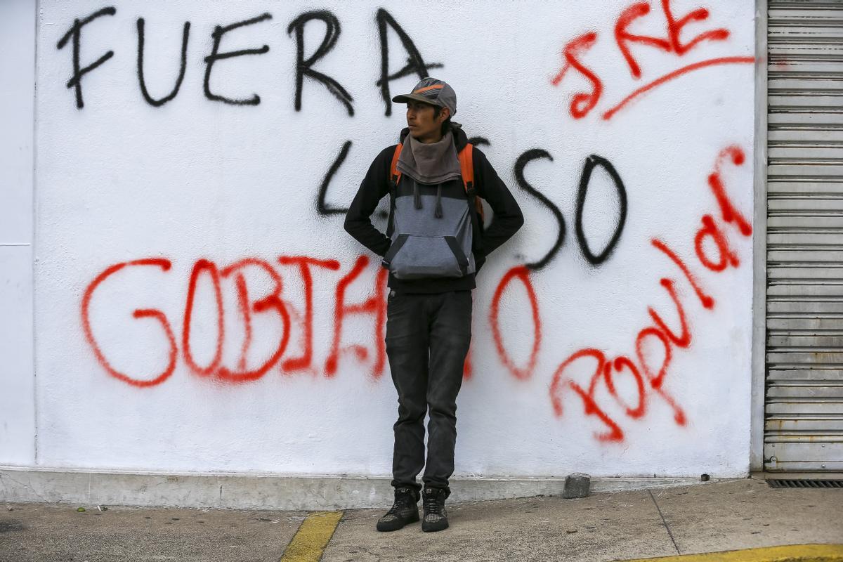 Manifestantes indígenas marchan por Quito exigiendo concesiones al presidente Lasso