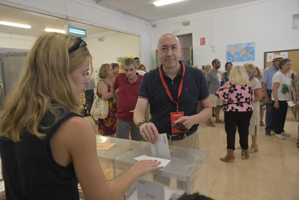 23 J en Elche: masiva asistencia al arranque de las votaciones