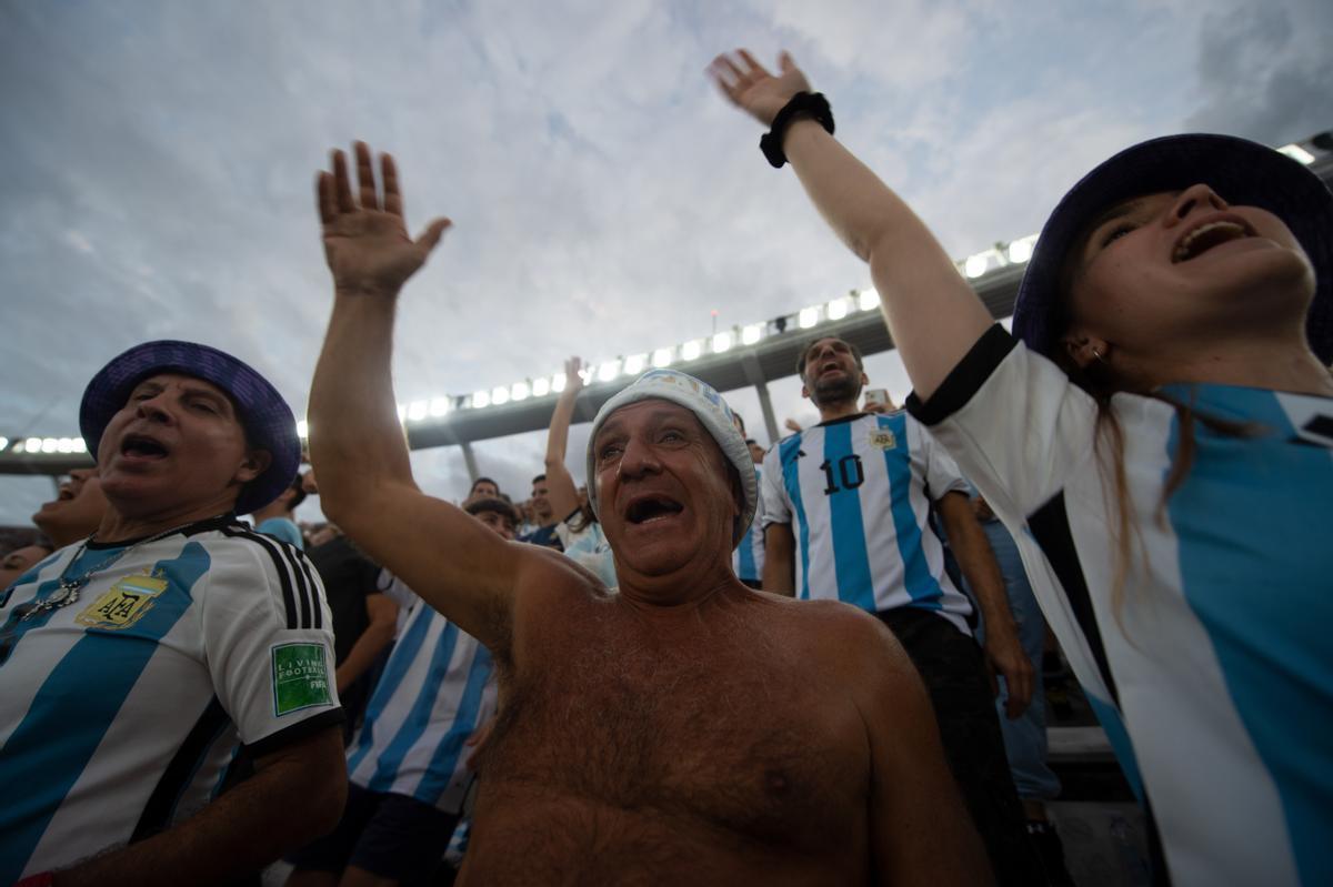 Los aficionados animan al equipo nacional argentino durante el partido amistoso de fútbol entre Argentina y Panamá.