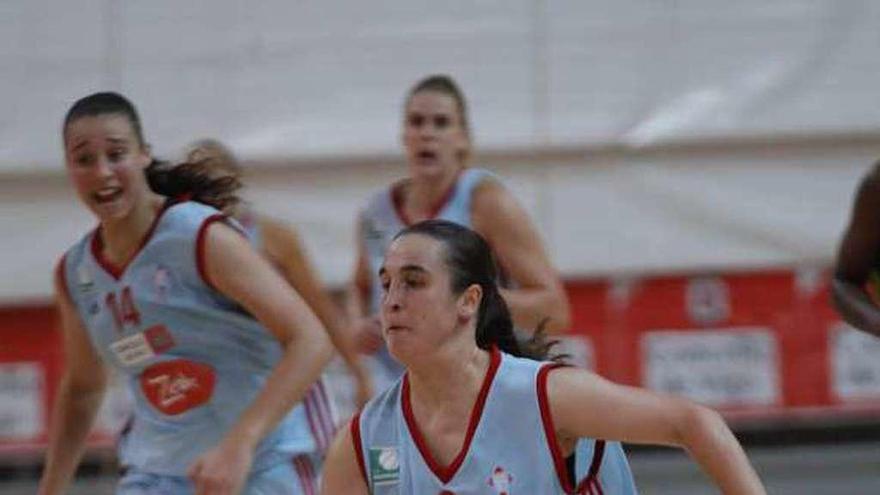 Anne Senosian, del Celta Zorka, conduciendo el balón. // Ricardo Grobas