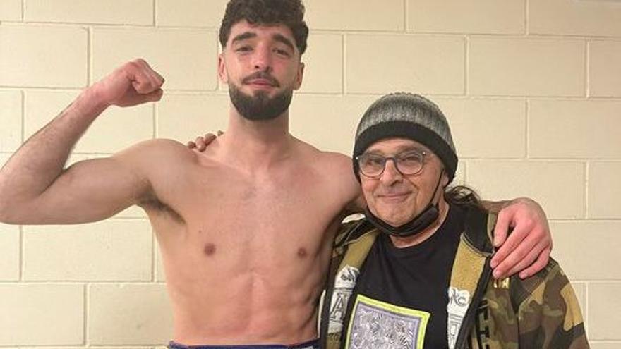 José Luis Navarro, a la izquierda, tras su victoria en el combate celebrado en el estadio de Vallecas.