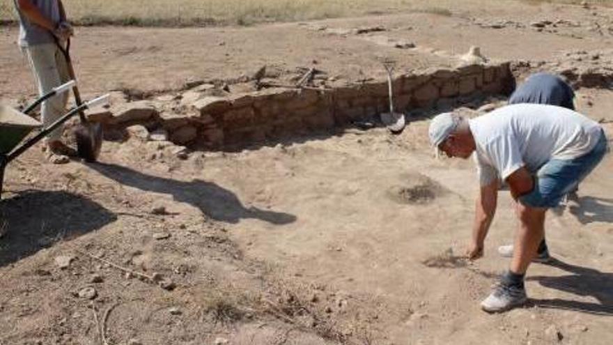 Ramon Cardona netejant una de les zones del jaciment