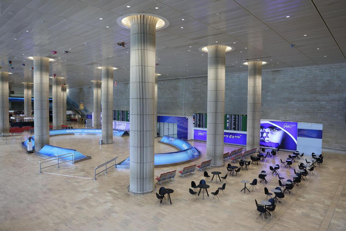 Una terminal de llegadas del aeropuerto Ben Gurion, cerca de Tel Aviv, totalmente vacio tras el cierre del espacio aéreo en el país