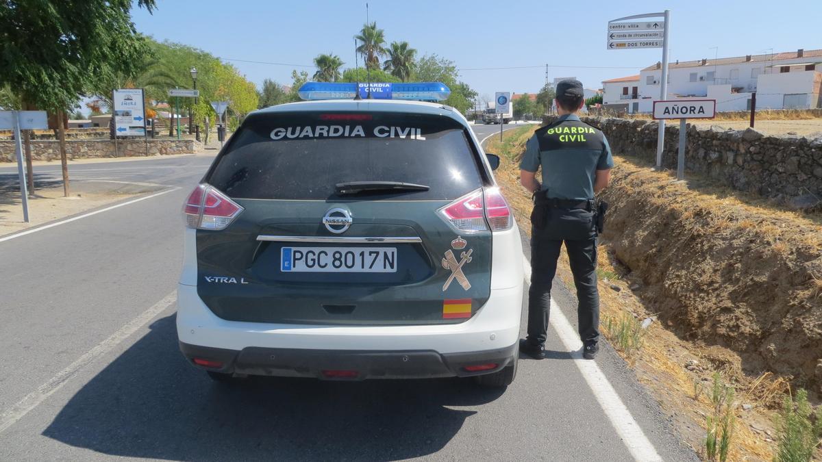 Patrulla de la Guardia Civil en Añora.