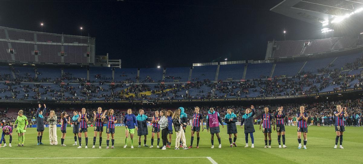 Las jugadoras azulgrana agradecen al público su apoyo al finalizar el partido de vuelta de los 1/4 de final de la Champions femenina contra la Roma en el Camp Nou.