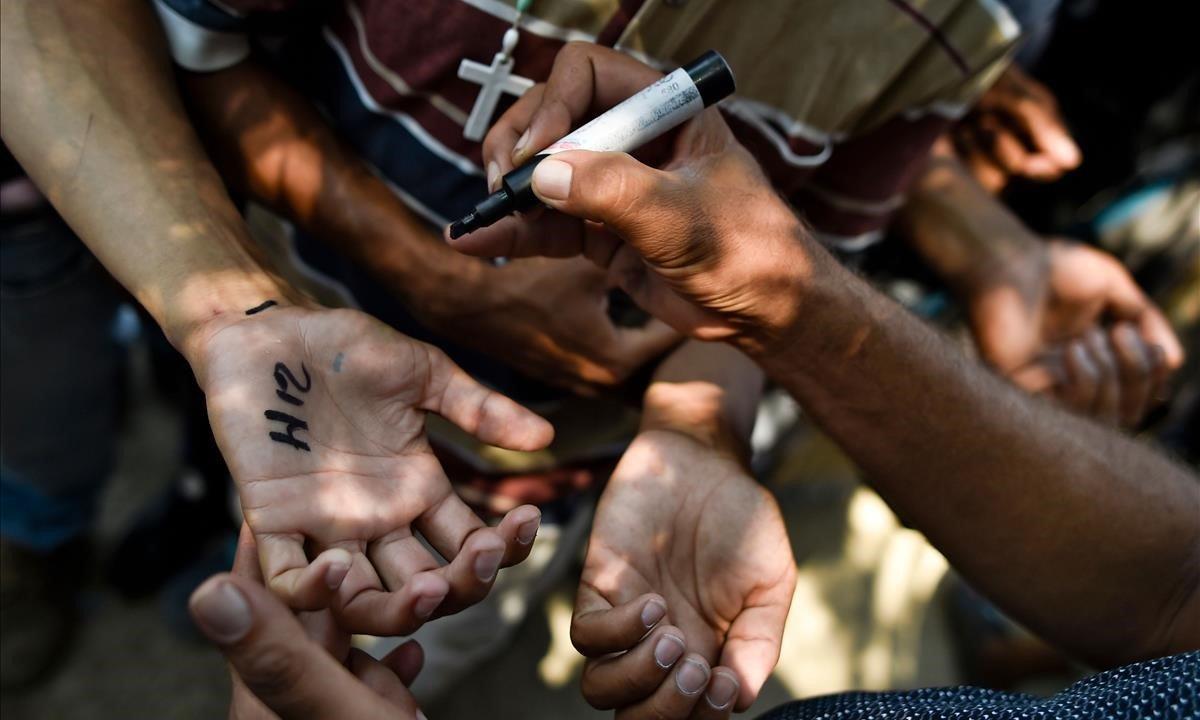 Emigrantes venezolanos en el refugio ’La Divina Pastora’ donde reciben comida, en Villa del Rosario, Colombia. El refugio trabaja con la Iglesia Católica y el apoyo de la Organización Mundial de Alimentos de las Naciones Unidas El programa alimenta diariamente a más de 4000 emigrantes venezolanos que esperan fuera desde temprano a la mañana.