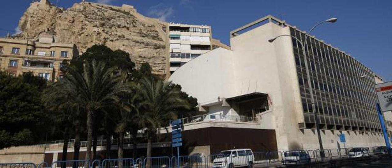 Fachada de la biblioteca pública Azorín del Paseíto de Ramiro que recae en la avenida Juan Bautista Lafora.