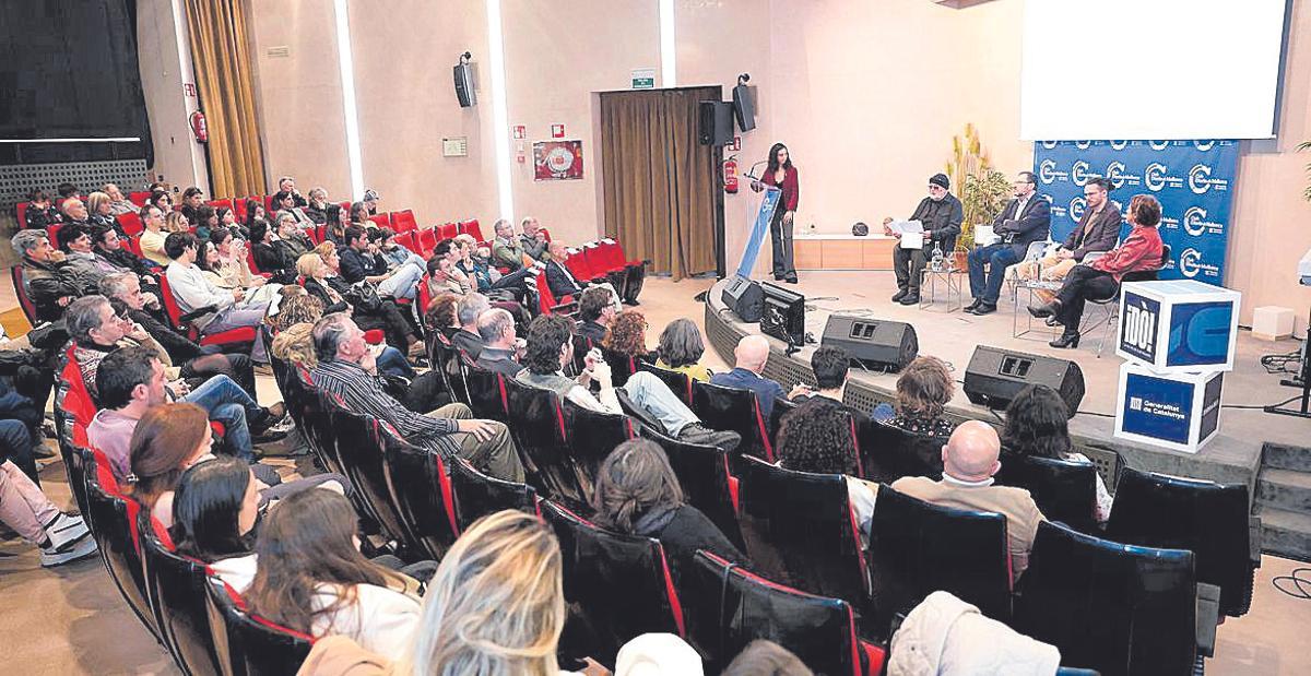 El públic va escoltar les reflexions dels ponents sobre la situació del català a les illes.