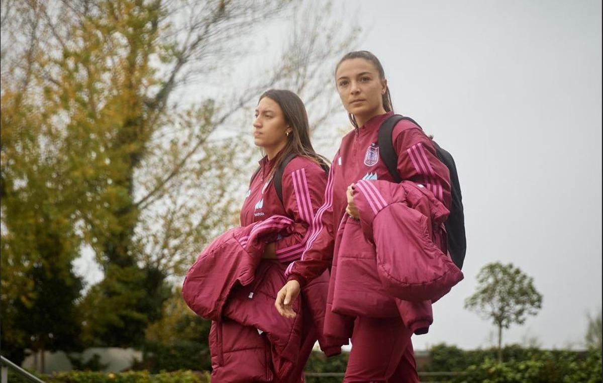 Fiamma Benítez llegando a la concentración de la Selección