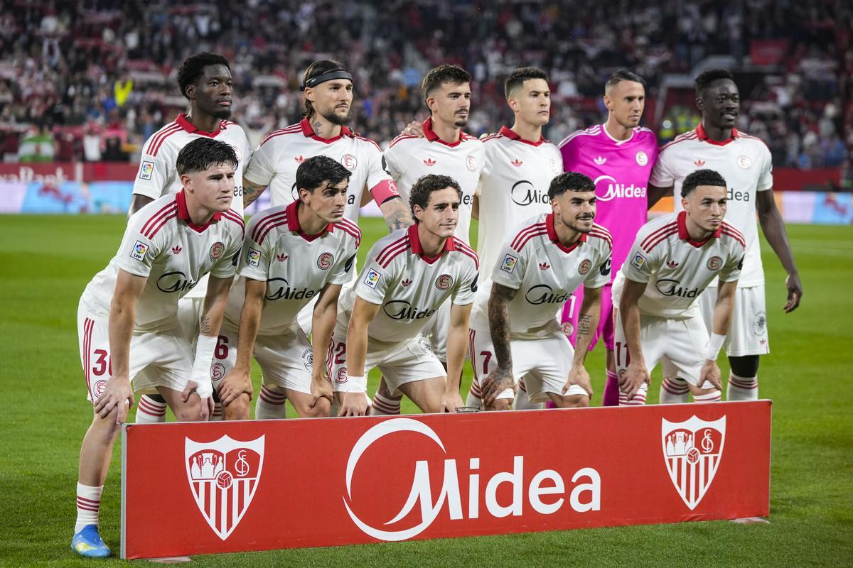 Los jugadores del Sevilla posan antes del partido contra el Atlético de Madrid de la jornada 31 de LaLiga en el Ramón Sánchez-Pizjuán