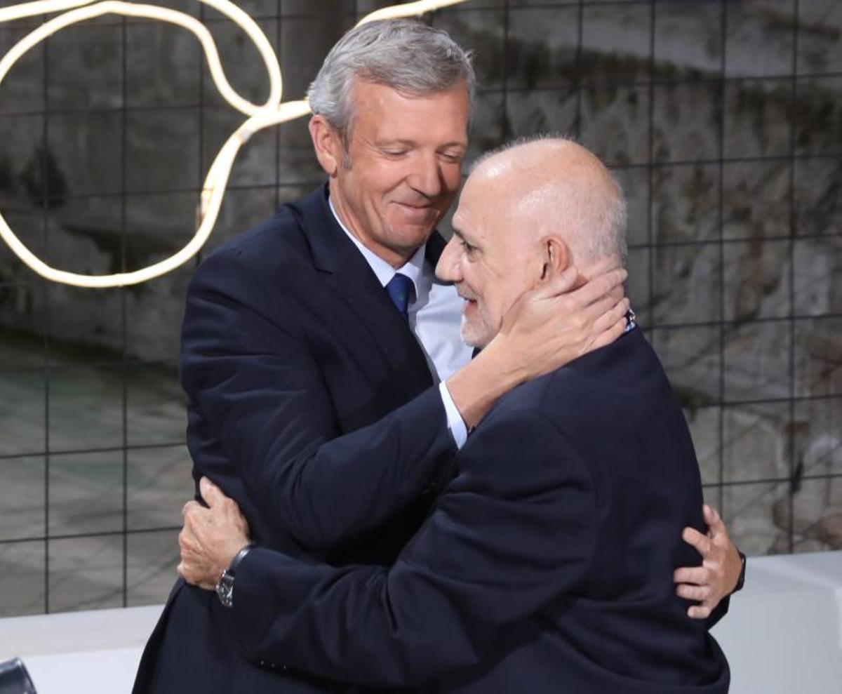 Alfonso Rueda abraza a Sánchez de Dios durante la entrega de las medallas Castelao