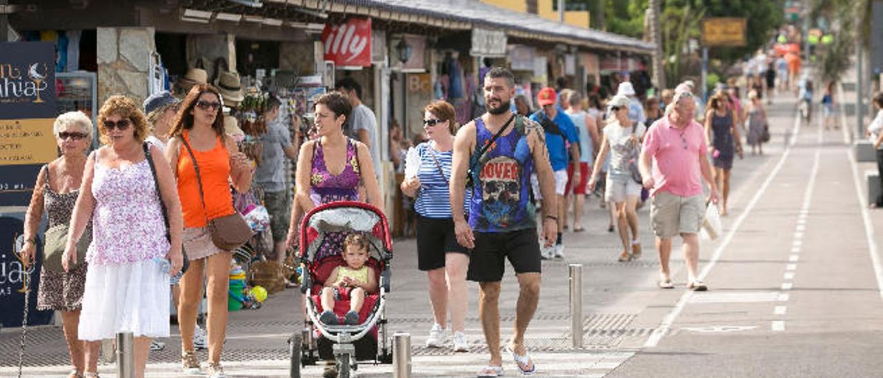Un grupo de turistas pasea por las calles de la localidad turística de Corralejo.