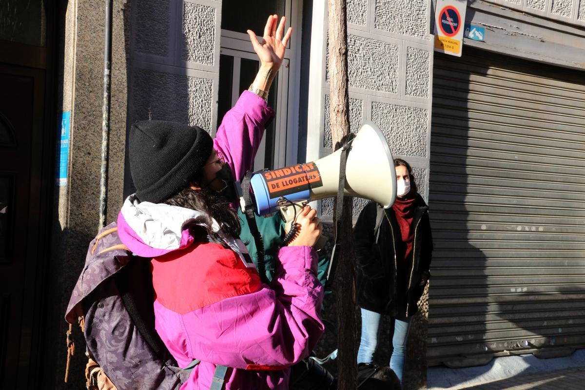 Miembro del Sindicato de Inquilinos llamando a la movilización para frenar el desahucio