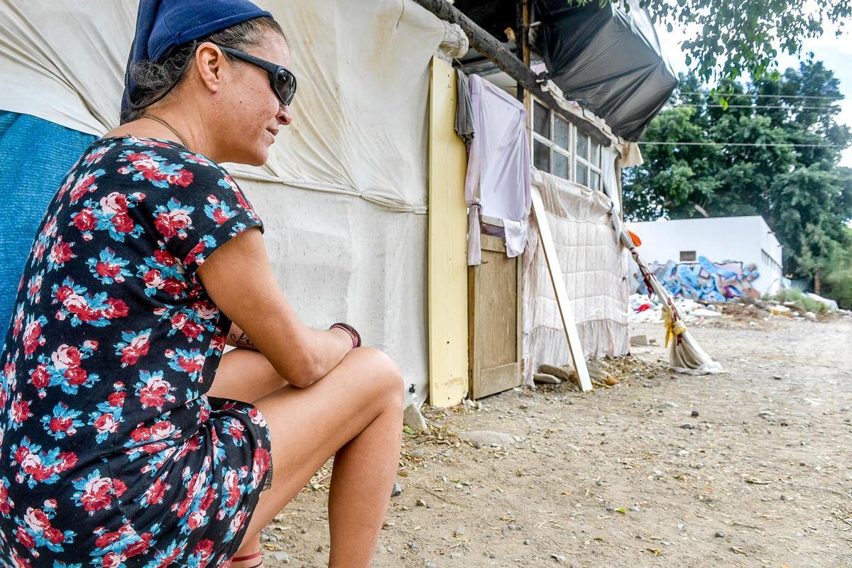 María junto a una chabola detrás del mercado de Maspalomas.
