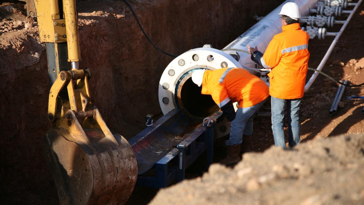 Unos operarios trabajan en el gasoducto argelino.