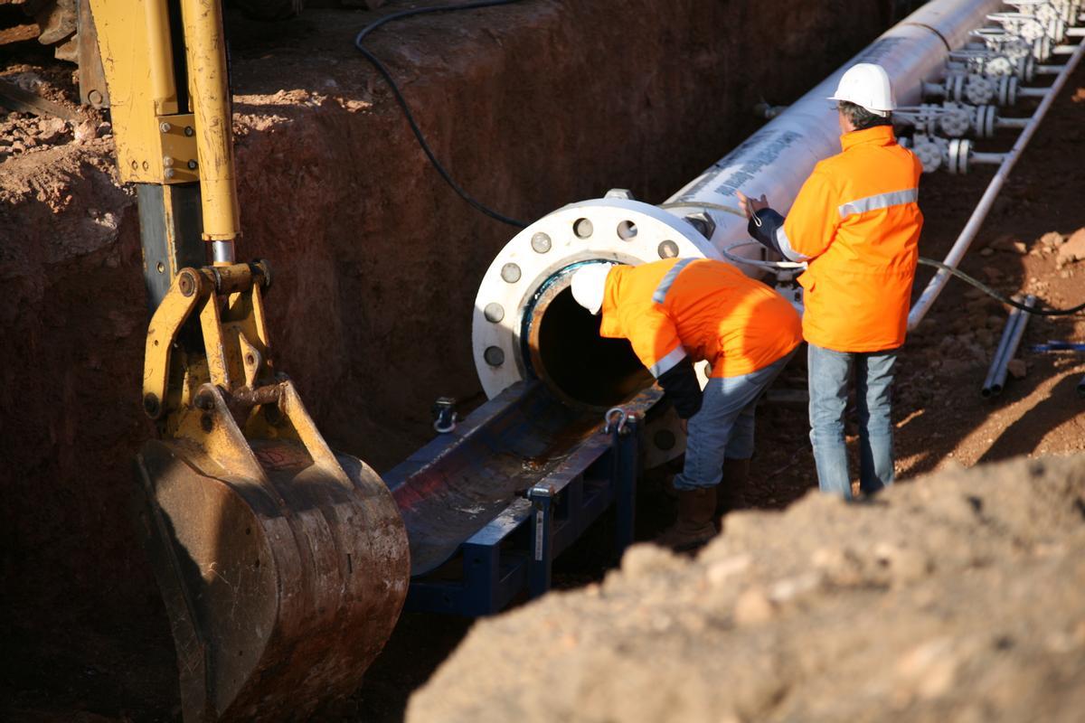 Unos operarios trabajan en el gasoducto argelino. Unos operarios trabajan en el gasoducto argelino.