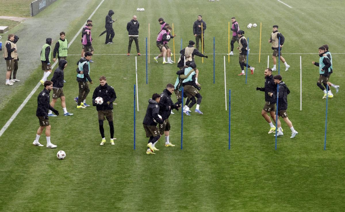 Los jugadores del Celta, ayer, durante el entrenamiento en Mos.