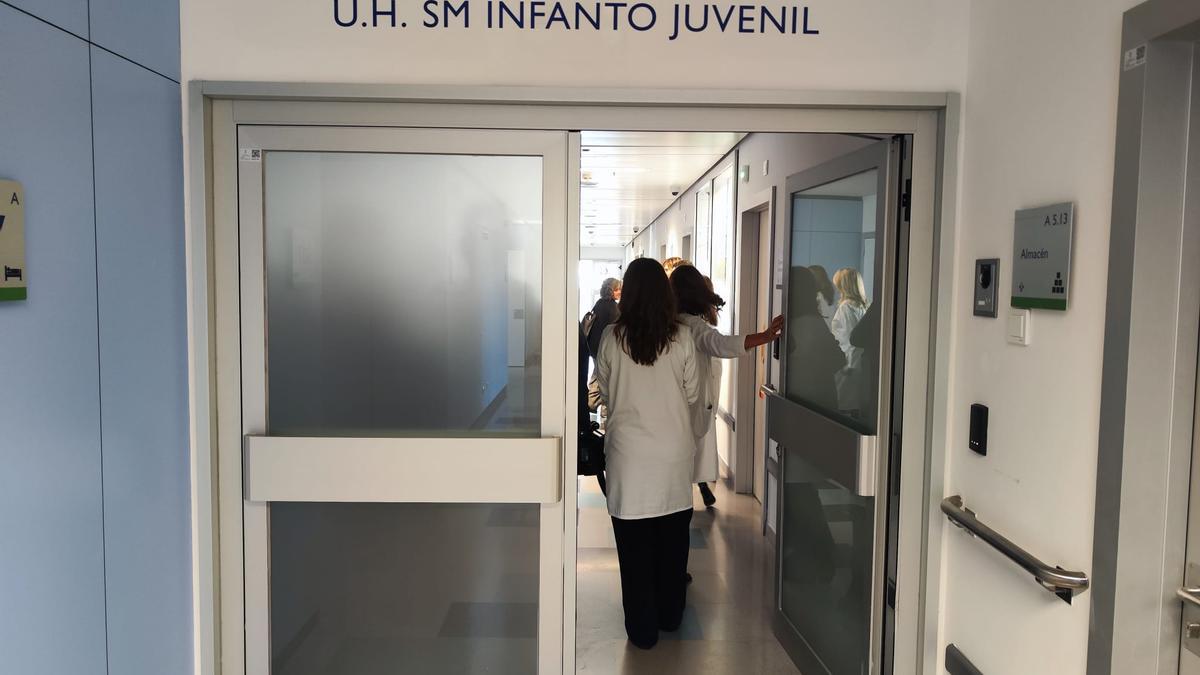 Acceso al área de hospitalización psiquiátrica de niños y jóvenes del HUCA.