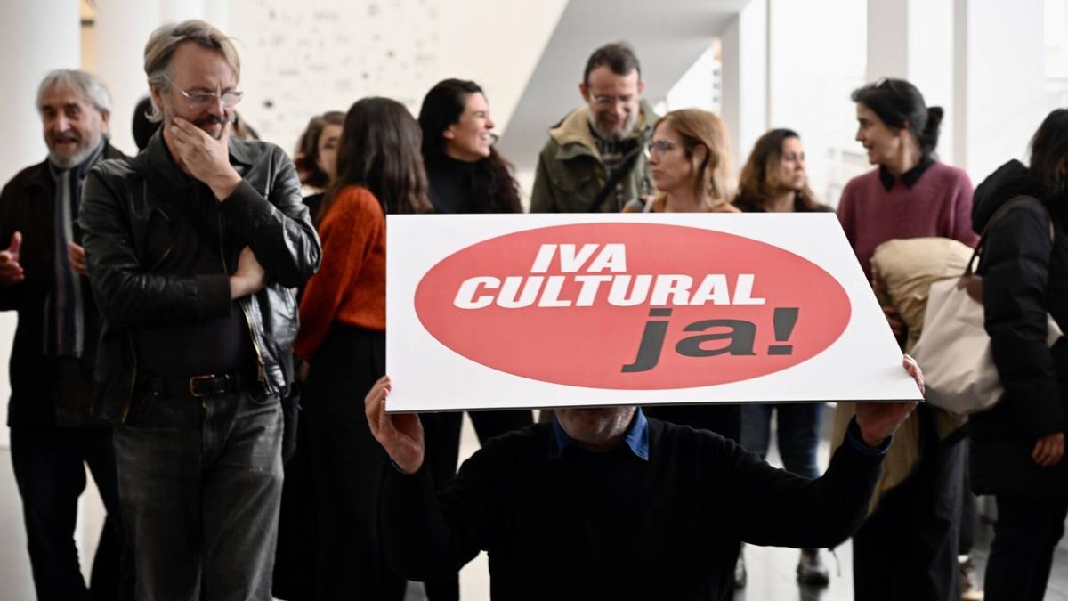 Los propietarios de las galerías de arte de Barcelona se encierran en el interior del Macba como acto de protesta reivindicando un menor IVA para la cultura