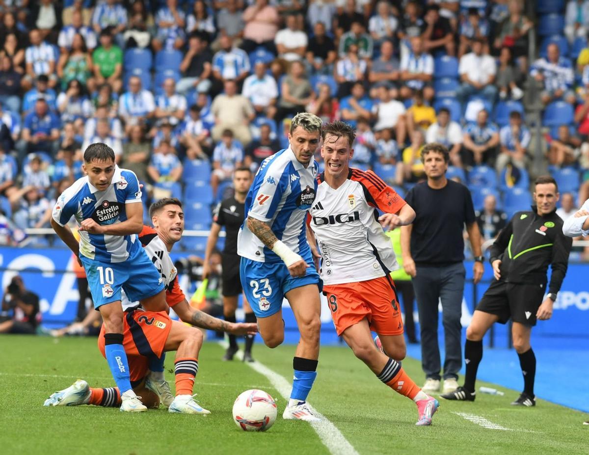 Ximo Navarro conduce la pelota ante la persecución de Paulino y la mirada de Yeremay y Álvaro Lemos. |  // CARLOS PARDELLAS