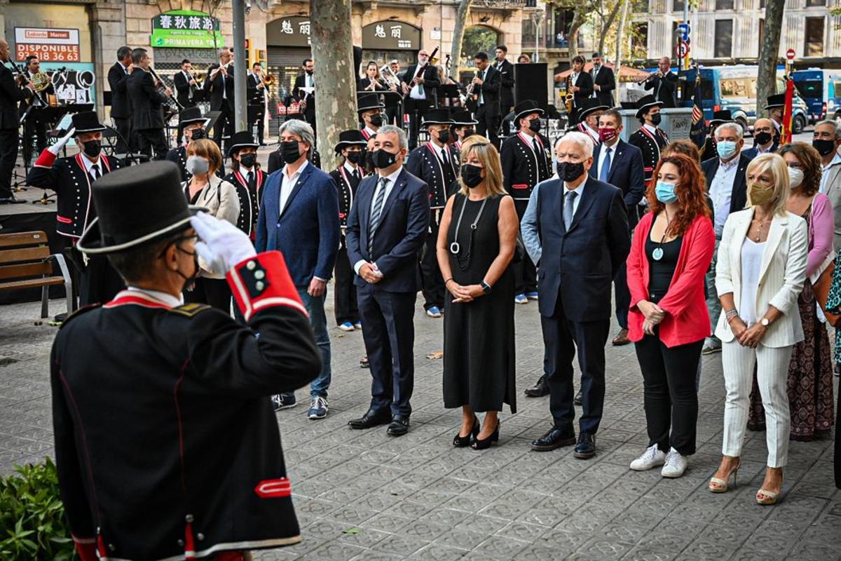 Miembros de la Diputació de Barcelona realizan la ofrenda floral frente al monumento a Rafael Casanova.