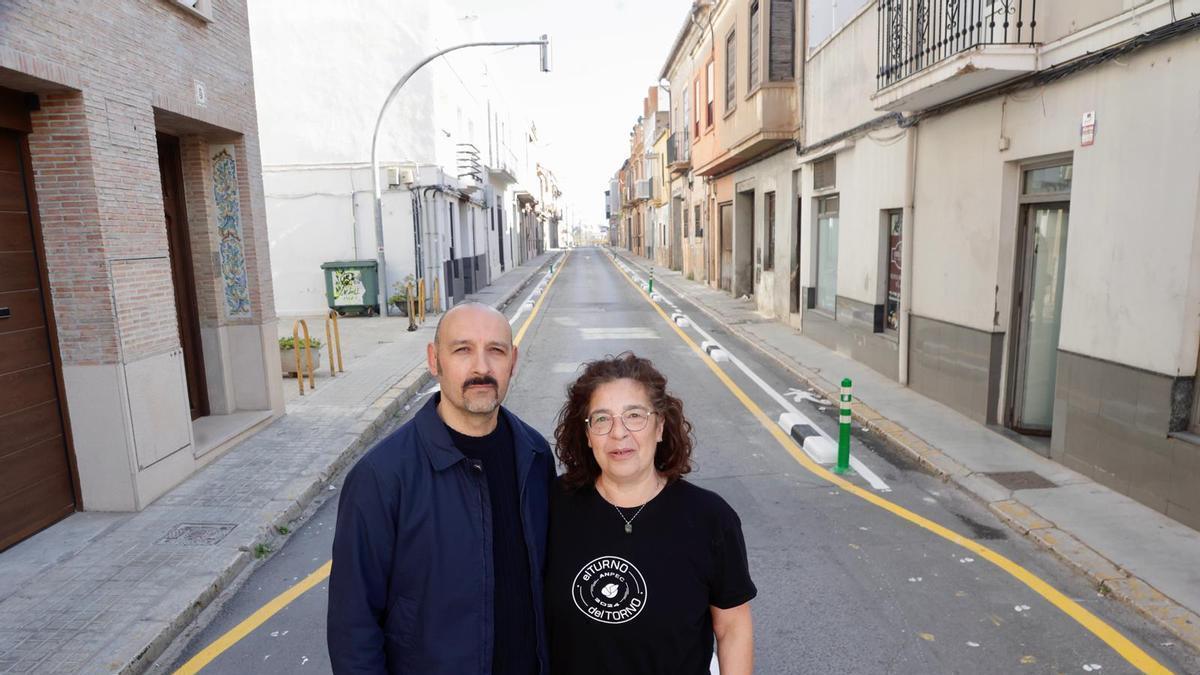 Los vecinos de la calle Rafael Valls de Manises celebran la obra que mejorará su vida: "Llevábamos 30 años esperándolo"