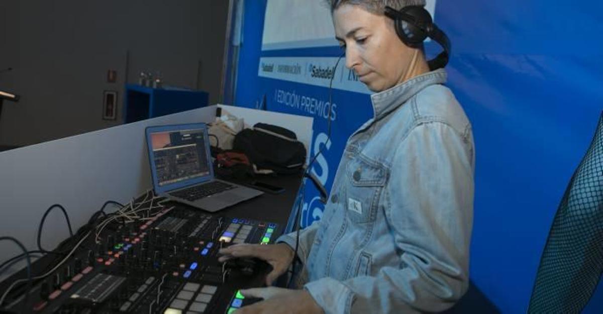 Jaime Matas junto a Adán Aliaga y Miguel Molina. Abajo, Dj Set y público.