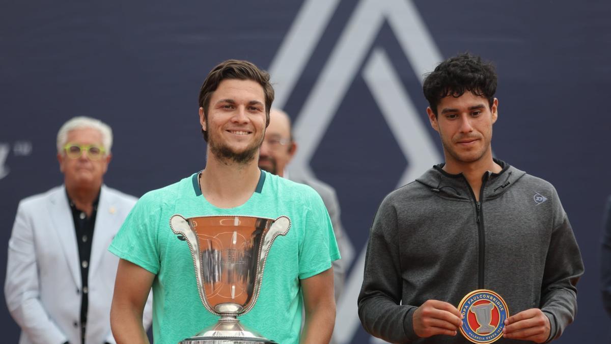 Kecmanovic con el trofeo de campeón
