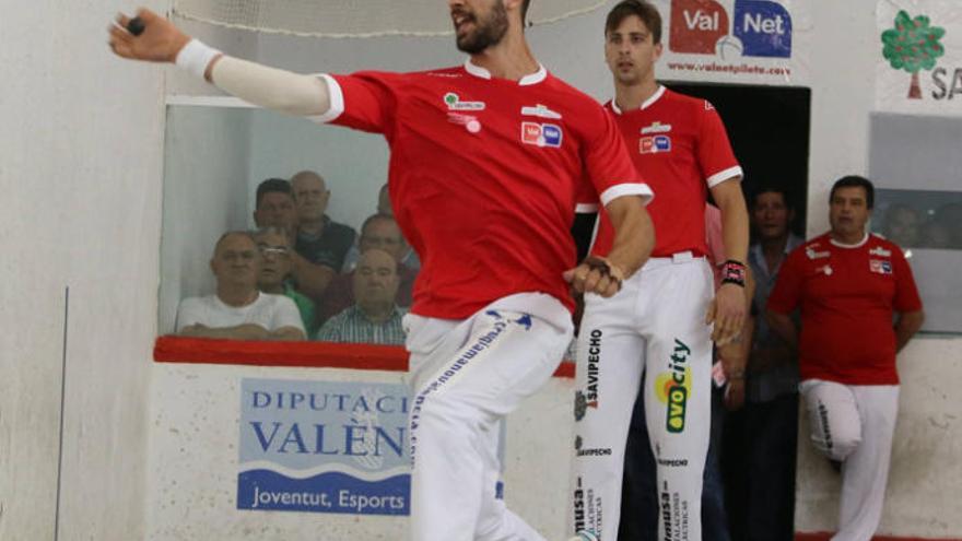 Javi colpeja de volea davant l´atenta mirada de Puchol II, ahir en el trinquet de Guadassuar.