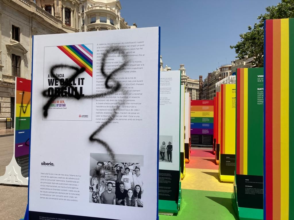 Vandalizan la exposición gráfica del Día del Orgullo en la Plaza del Ayuntamiento