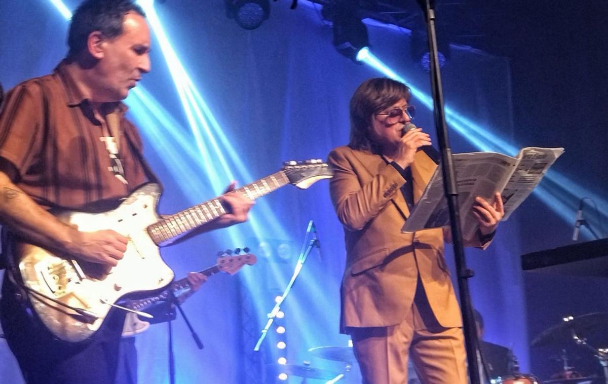 Nacho Vegas con LA NUEVA ESPAÑA junto a Joseba Irazoki, el sábado, en La Benéfica (Infiesto). | CH. N.