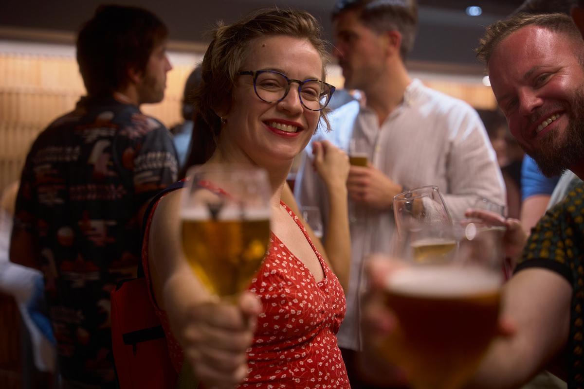 Gente disfrutando en Me va Me Va