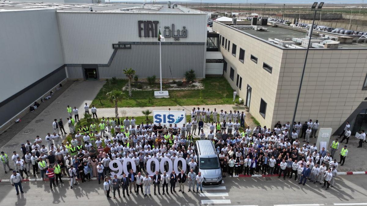 La foto de familia en la planta de Stellantis Tafraoui, en Argelia