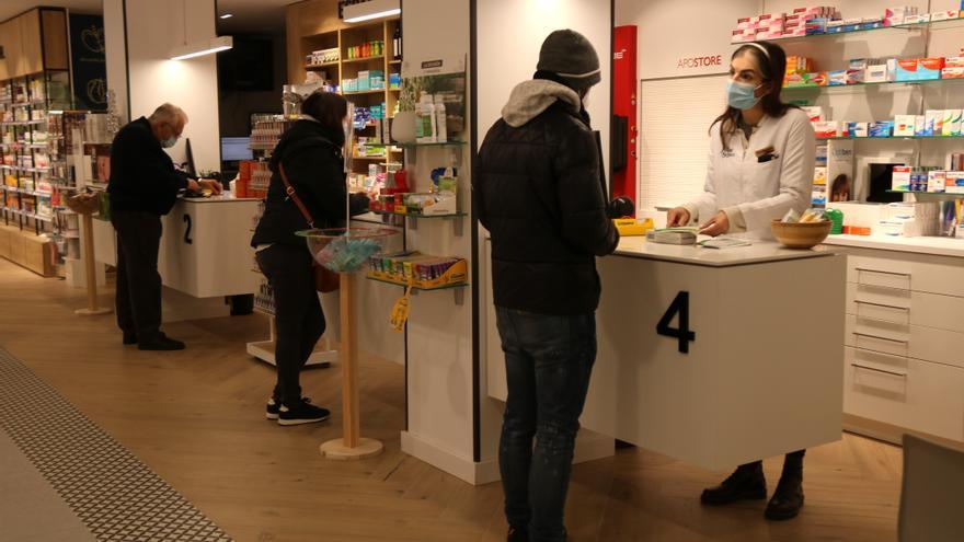 Un sindicat alerta de farmàcies que fan guàrdies nocturnes sense un farmacèutic i demana a Salut més inspeccions