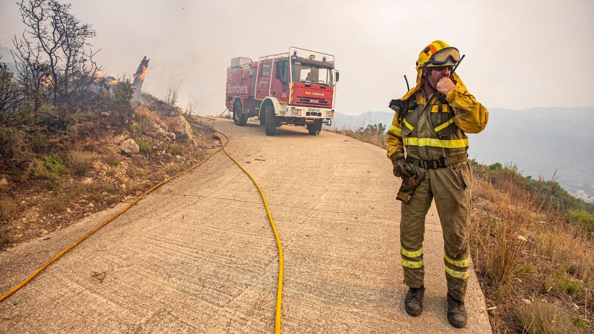 El incendio en la Vall d'Ebo calcina 2.200 hectáreas y se estudian desalojos