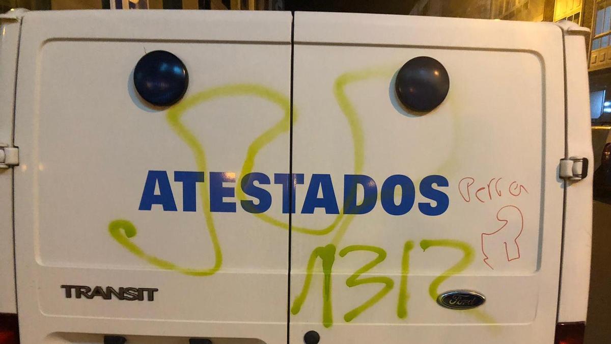 Las pintadas realizadas en el portón trasero.