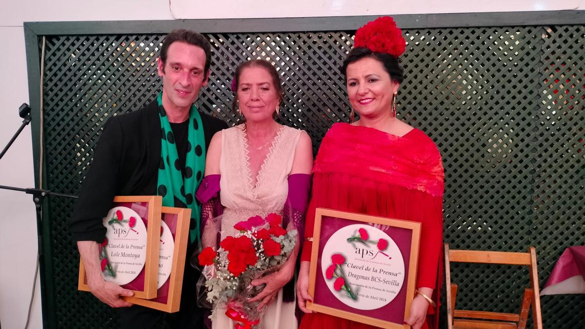 Premiados de los Claveles de la Prensa 2024: El bailarín, Rubén Olmo, la cantaora, Lole Montoya; y la presidenta de las Dragonas, Rocío Fernández.