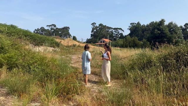 Martínez y la diputada  Paloma Castro, en  los terrenos abandonados para construir el centro de salud  O Hío -Aldan. | FIRMA