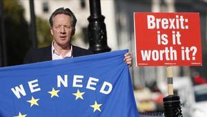 Un manifestante protesta frente al palacio de Westminster.