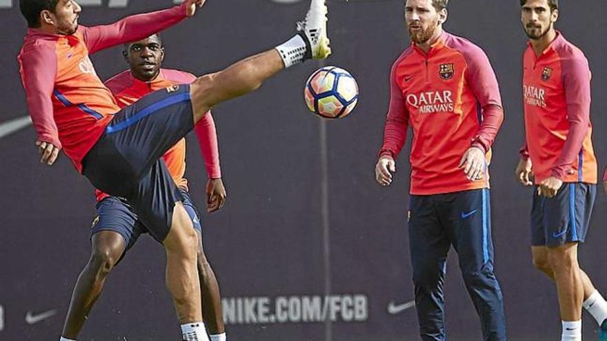 Luis Suárez, Umtiti, Messi i André Gomes, durant la sessió d&#039;ahir