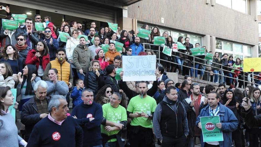 Protesta del lunes ante Educación, que se repetirá mañana en San Esteban.