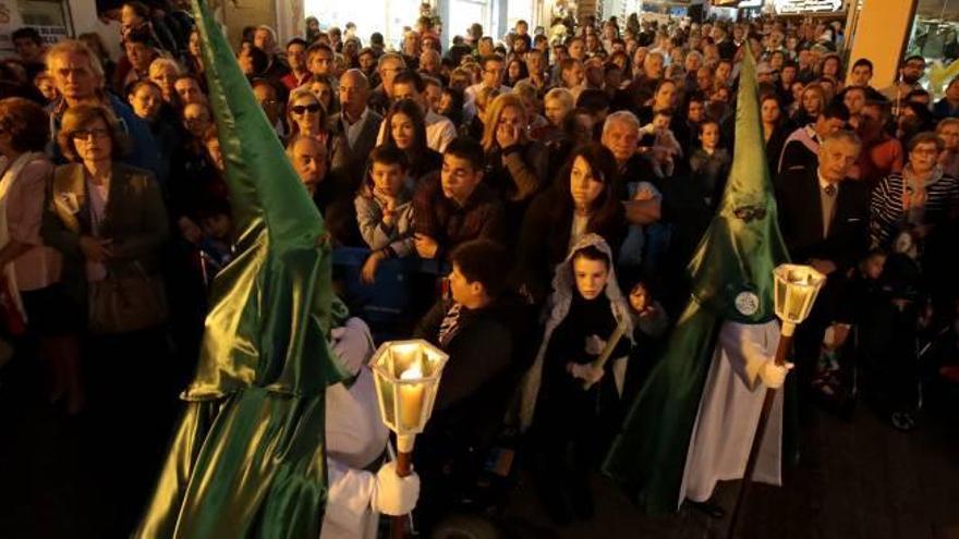 Multitud de personas en la procesión del Viernes Santo en Benidorm