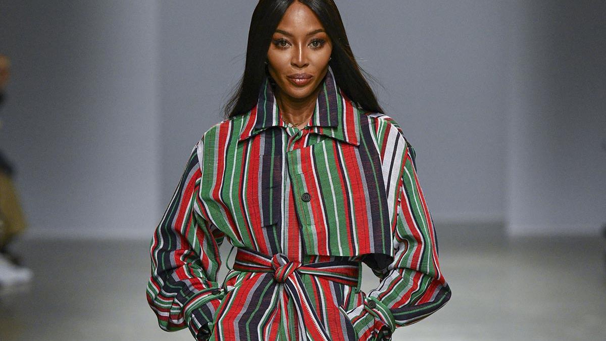 Naomi Campbell desfila para Kenneth Ize en la Semana de la Moda de París de 2020
