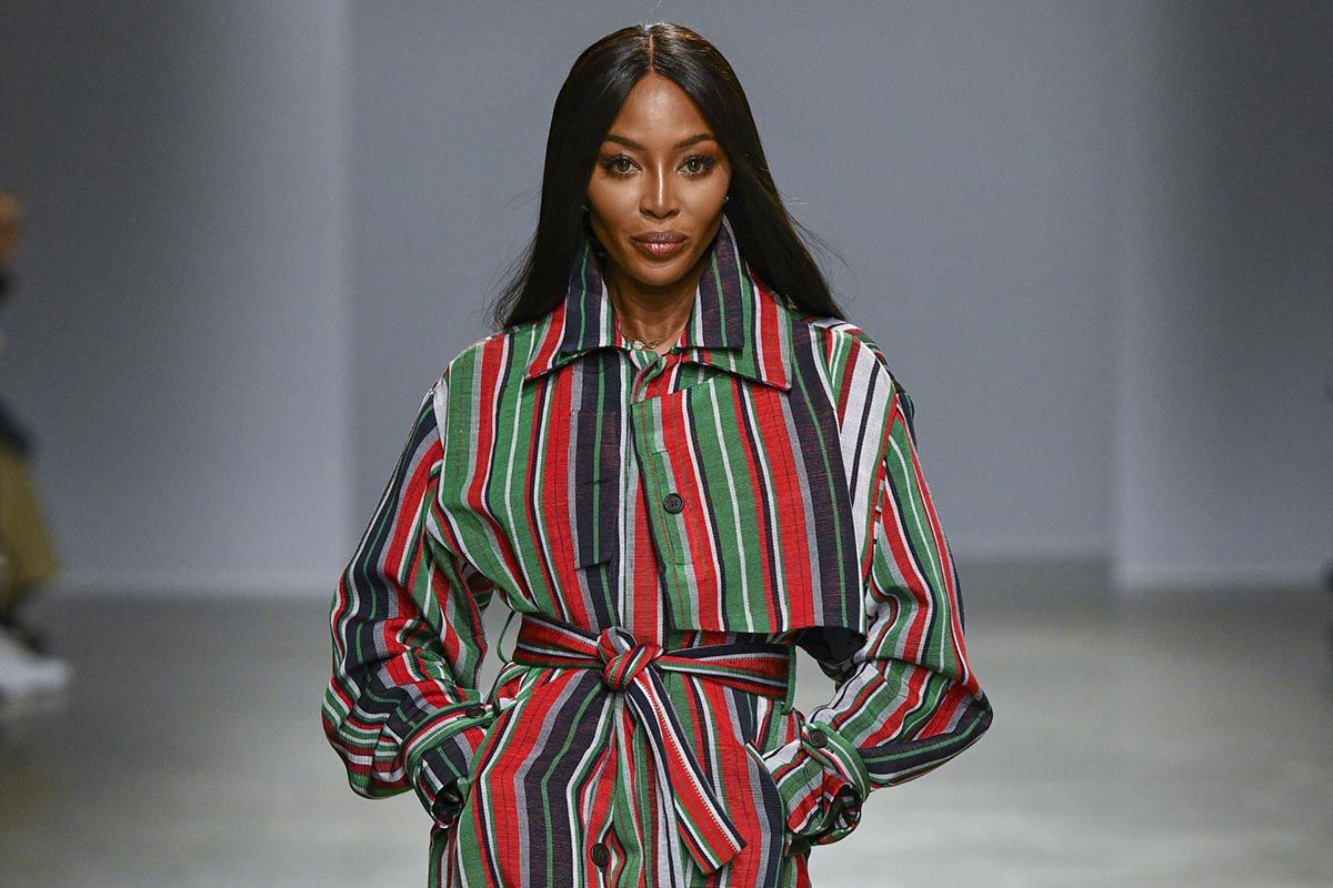 Naomi Campbell desfila para Kenneth Ize en la Semana de la Moda de París de 2020