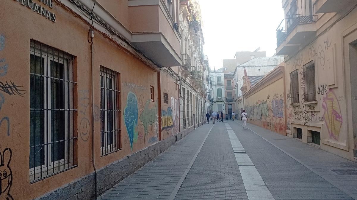 La calle Marqués de Valdecañas con el Garaje Las Delicias, el mes pasado.
