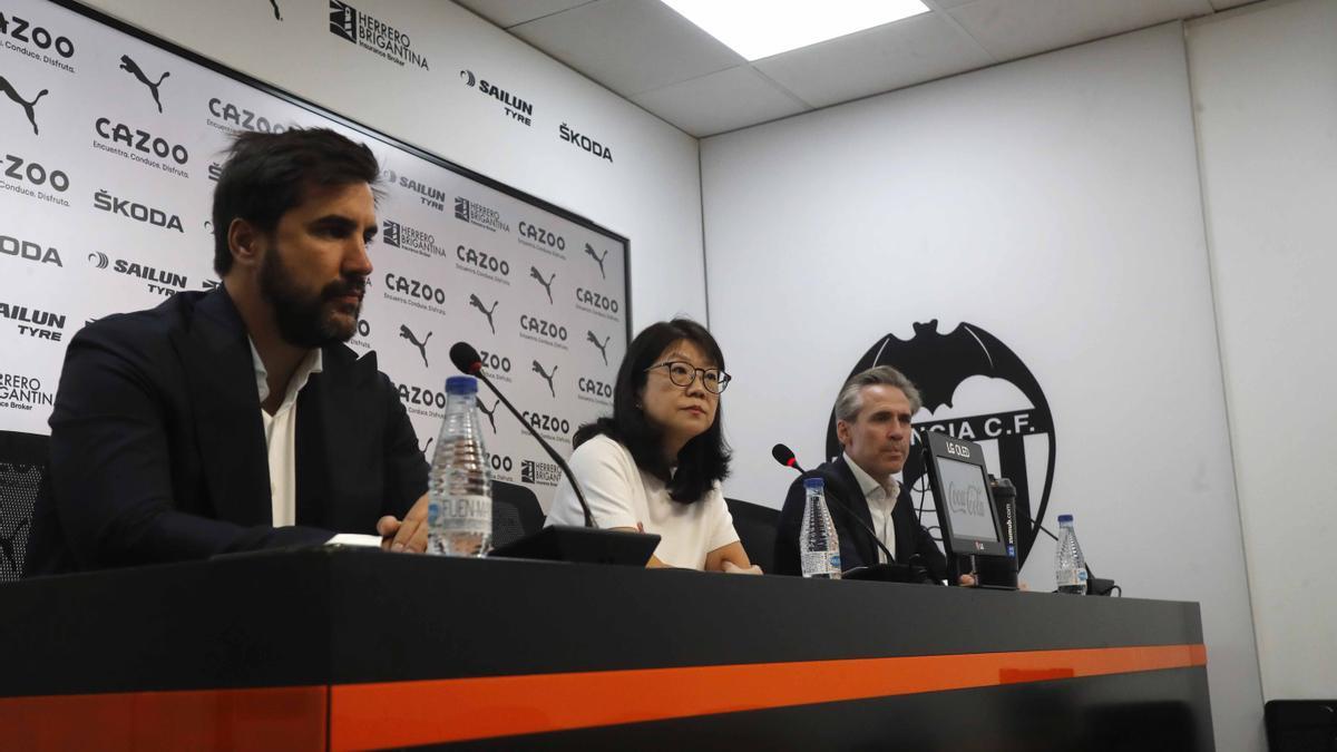 Valencia. RUEDA DE PRENSA Miguel Ángel Corona comparece por primera vez y lo hace acompañado de Javier Solís, director corporativo y nuevo portavoz, quien se espera que dé explicaciones sobre el nuevo estadio. Presente estuvo también Layhoon Lay Hoon