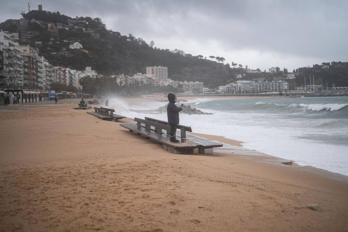 El temporal borra una parte del paseo marítimo de Blanes El temporal borra una parte del paseo marítimo de Blanes
